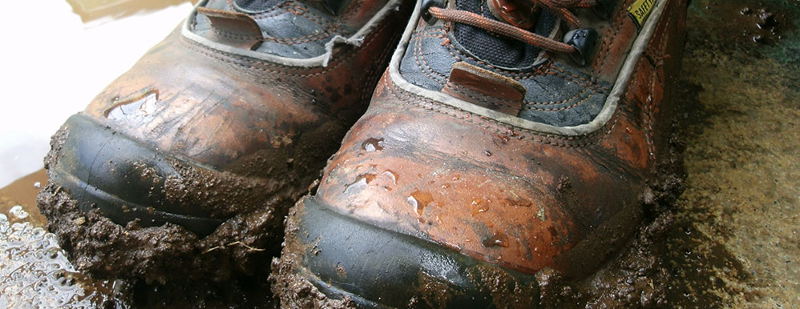 Hình ảnh một đôi giày bảo hộ dính bùn